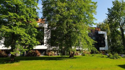 Stilvolle Einzimmerwohnung mit großzügigem Balkon im Grünen