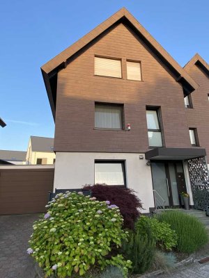 Von privat: Gepflegtes Einfamilienhaus mit Einliegerwohnung in ruhiger Privatstraße