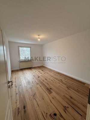 **Frisch modernisierte lichtdurchflutete 4-Zimmer-Dachgeschosswohnung mit Loggia & Tageslichtbad**