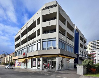 Lichtdurchflutete Räume und umlaufender, überdachter Balkon.  Erstbezug nach Sanierung.  2ZKB ab Okt