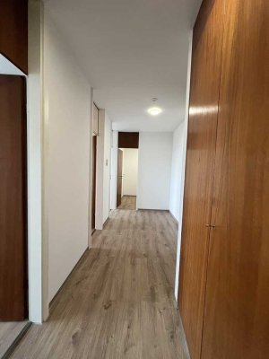 Modernisierte 2,5-Zi.-Wohnung im 13. OG | Neue Einbauküche & Westbalkon