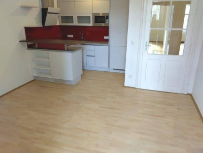 2er-WG: Sanierter 2 ZIMMER-Altbau + ruhiger Balkon 5m² + extra Wohnküche + sanierte Sanitäranlagen!