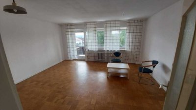 Toplage mit ÖPNV,Balkon,Parkett,guter Schnitt,hell,hohe Decken,TL-Bad,WC separat. Supermarkt nebenan