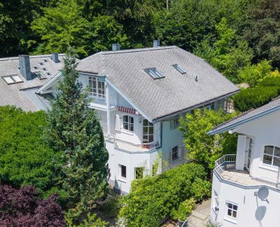 Der Traum jeder Familie: Sehr charmantes und großzügiges Haus in exponierter Lage Starnbergs