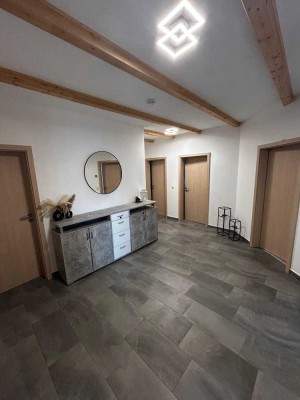 Neuwertige 3-Zimmer-Wohnung mit Gartenmitbenutzung, EBK, Garage, Abstellraum