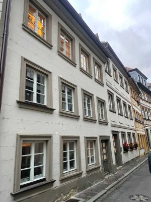 schöne, ruhige  2 Zi Wohnung im  Altbau