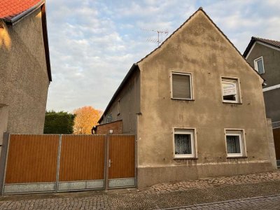 Ruhiges Wohnen im ländlichen Irxleben:
Sanierungsbedürftiges Einfamilienhaus mit Gartenbereich!