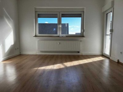 Renovierte 3 Zimmer Wohnung mit Balkon !
