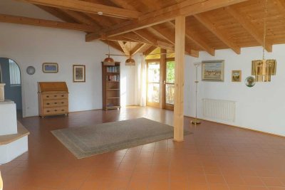 Geräumiges Wohnhaus in ruhiger Lage mit eigenem Eingang zur Einliegerwohnung und großem Garten.