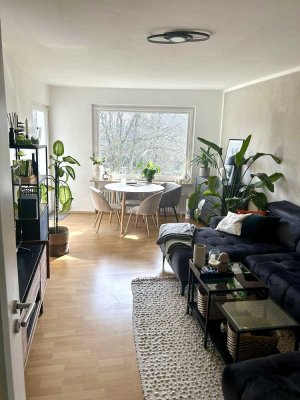 Helle Drei-Zimmer-Wohnung mit Balkon und Einbauküche in Hamburg-Alsterdorf