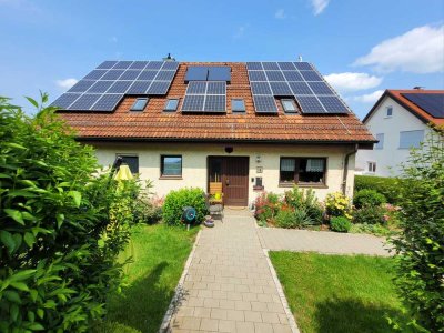 Geschmackvolle 3-Zimmer-Dachgeschosswohnung mit Balkon und neuer Einbauküche in Nördlingen Holheim