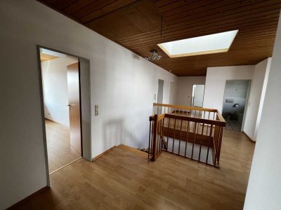 Helle 4 Zimmer Wohnung mit Maisonette-Charakter, Balkon und EBK in Giengen