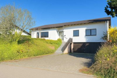 Platz für die ganze Familie – Wohnhaus mit Doppelgarage und großem Garten in Erolzheim