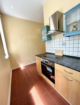 Wunderschöne 2 Zimmer Altbauwohnung mit Balkon und EBK in Berlin WG geeignet