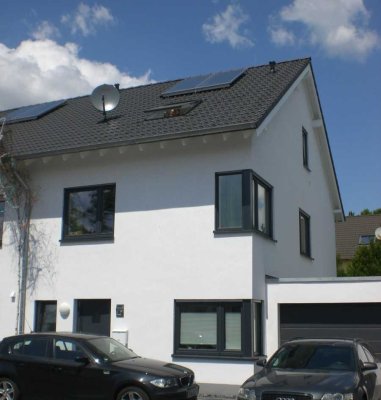 Modernes Familienhaus aus 2012 mit Garage und Solaranlage in reiner Anliegerstraße