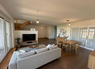 Großzügige Dachgeschoß-Maisonette mit Fernblick, 2 Loggias, Balkon und Sauna - Nähe U-Bahn U4.