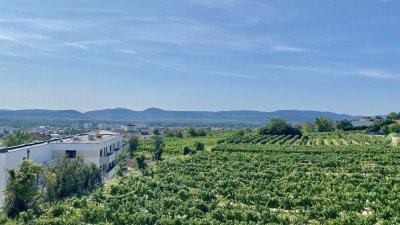 Neubau Erstbezug Sonnige Drei Zimmer Wohnung mit geräumiger Außenfläche und Fernblick