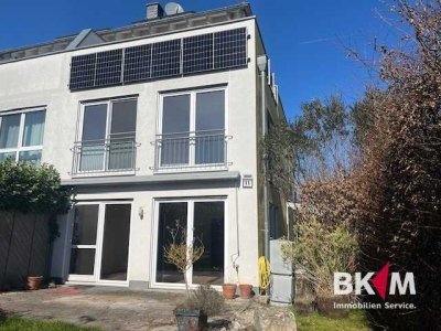 Modern, effizient, zentral! Große DHH mit Einliegerwohnung