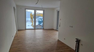 Neubau: 2 Zimmer, Einbauküche, Bad, große Terrasse, Stellplatz - Heizkosten in NK enthalten!