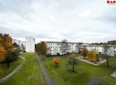 Linz-Oed: Dank vieler großer Fenster lichtdurchflutete 3-Zimmer-Wohnung mit Balkon &amp; Autoabstellplatz in städtischer ruhiger Grünlage