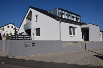 Exklusive, sanierte 2-Zimmer-Dachgeschosswohnung mit geh. Innenausstattung mit Balkon und EBK