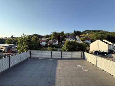 Großzügige 4-Zimmer-Wohnung mit großer Terrasse, Einbauküche, Garage & Stellplatz – Separater Zugang