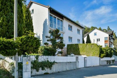 Zweifamilienhaus in Traumlage mit Blick über Schwandorf!
Großzügig, idyllisch und ruhig gelegen!