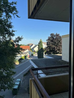 Helle 2,5 Zimmer-Wohnung mit Balkon, Lift und Einzeltiefgarage in Ditzingen-Hirschlanden