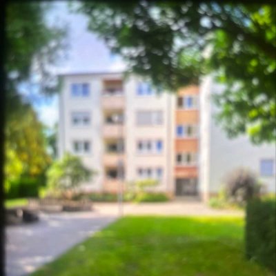 Vollständig renovierte Wohnung mit fünf Zimmern sowie Balkon und EBK in Ludwigshafen