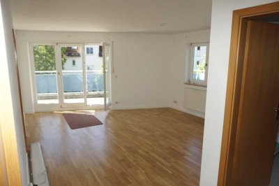 Helle 2-Zimmer-Wohnung mit gehobener Innenausstattung mit Balkon und Einbauküche in Karlsfeld
