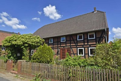 Denkmalgeschützes Fachwerk-Familiendomizil mit großzügiger Scheune auf idyllischem Grundstück