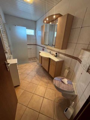 Einfamilienhaus mit Einbauküche, Terrasse, gr. Garten sowie 2 Garagen in 75365 Calw, Teilort Altburg