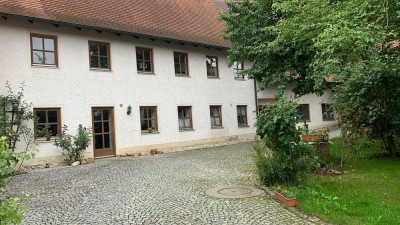 Großzügiges Einfamilienhaus mit Garten und Garage zu vermieten.