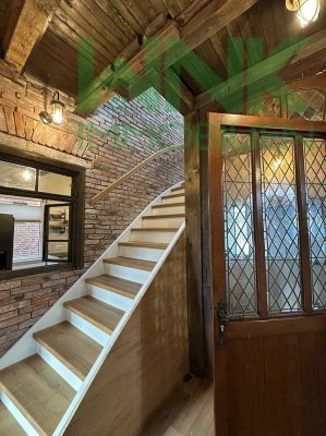 Cuxhavener Schmuckstück: Historisches Flair mit Design-Küche, Holztreppe & Sichtmauerwerk