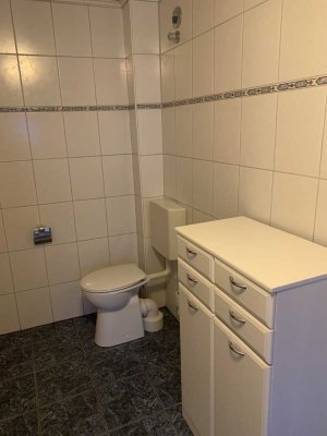 Moderne teilmöblierte EG-Wohnung mit Einbauküche, Stellplatz und Gemeinschaftsgarten
