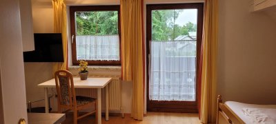 Close to University Salzburg, Red Bull Base and City Center: schönes Zimmer mit Balkon und Küchenblock &amp; Dusche/ WC im Stadtteil AIGEN - Salzburg in Privathaus