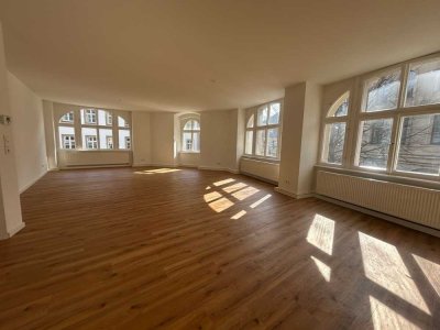 Helle 3,5 Zimmer-Wohnung mit romantischem Altbau-Flair