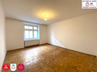 Drei Zimmer Wohnung-Hell-Klar-Altbau