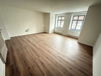 ERSTBEZUG!  Schöne 2-Raum-Dachgeschosswohnung mit Tageslichtbad & offener Küche, Stellplatz möglich!