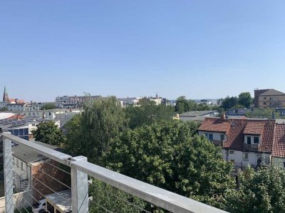 Helle Maisonettewohnung mit 3 Balkonen und traumhaftem Blick über den Dächern von Schwerin