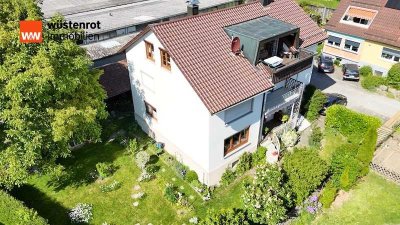 Sofort frei: Sonnige Dachwohnung mit Südbalkon im 3-Fam.Haus, Garage