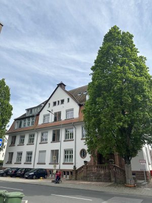 Barrierefrei: Neubauqualität im Denkmal Rodensteinschule; 2 Zimmer, Loggia, Einbauküche