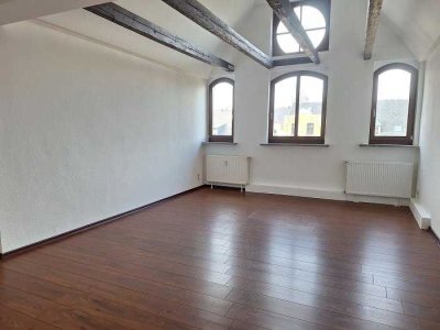 4 Raumwohnung im Dachgeschoss mit gemütlichem Wohnzimmer und Wohnküche