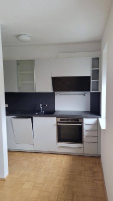helle 2 Zimmer-Wohnung MIT Carport - 50 m zur Straßenbahn