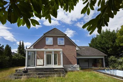 Wohnhaus mit Garten und Massivgarage in Isernhagen-Neuwarmbüchen