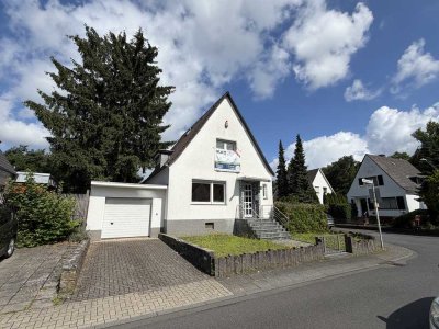 Freistehendes Einfamilienhaus mit Garage, neuer Heizung & Entwicklungspotenzial in ruhiger Toplage