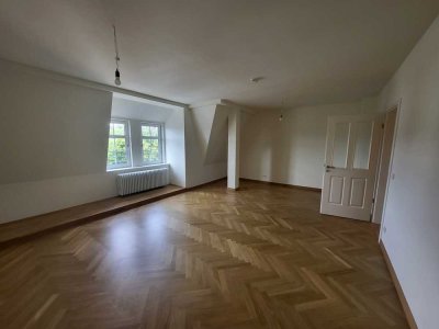 Hochwertige Sanierung im Zweitbezug - 4-Raum-Wohnung - Tageslichtbad, Gäste-WC, Parkett, Stellplatz