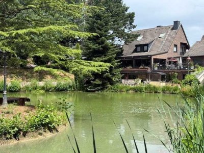 Wohnen im Grünen: EFH mit XXl Grundstück und idyllischem Teich!