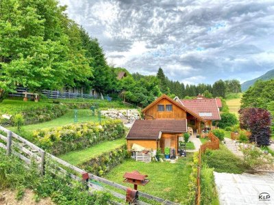 Charmantes Holzhaus mit Blick auf die Berge