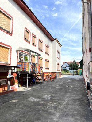 ~~ GERÄUMIGES EINFAMILIENHAUS MIT HOF UND GROßEM GARTEN ~~